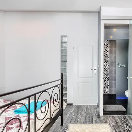 Penthouse Necla - Acco Rent גדינייה
